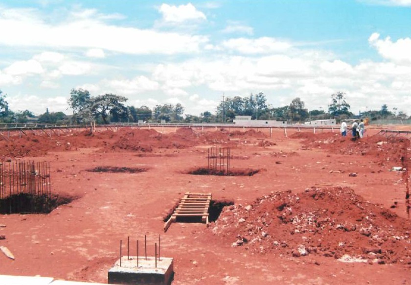 Terreno do novo IB durante a terraplanagem, com as ferragens das primeiras fundações