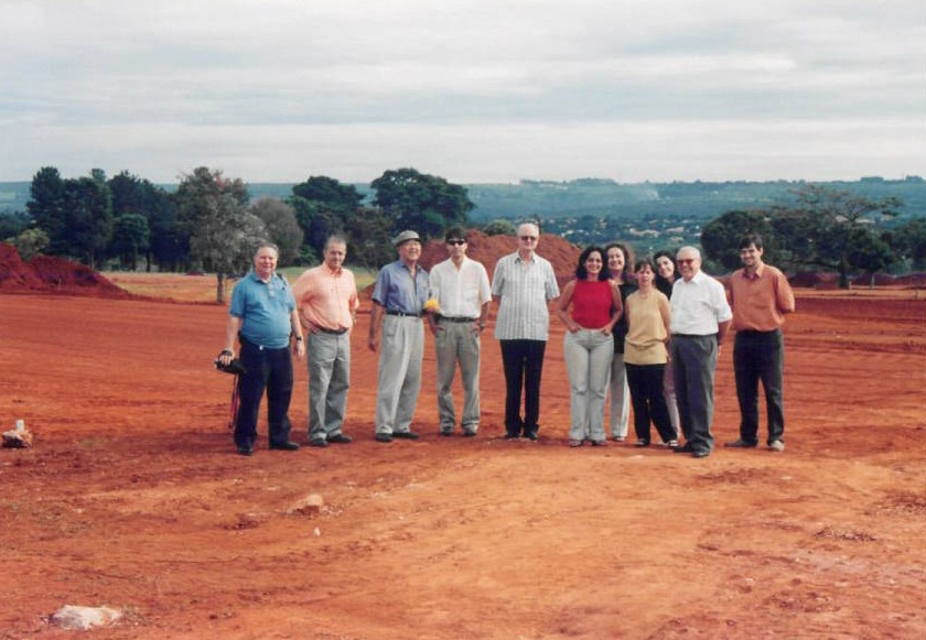 Grupo em visita ao terreno do novo IB durante a terraplanagem