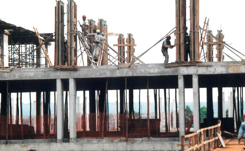 Operários sobre a estrutura de concreto de um dos blocos do IB
