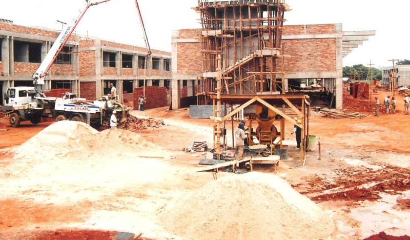 Obra de um dos blocos do IB, com caminhão de concreto e betoneira