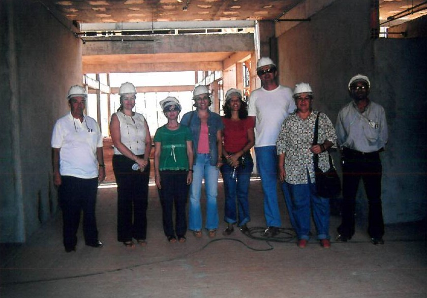 Grupo com capacetes em visita ao interior de um bloco em construção