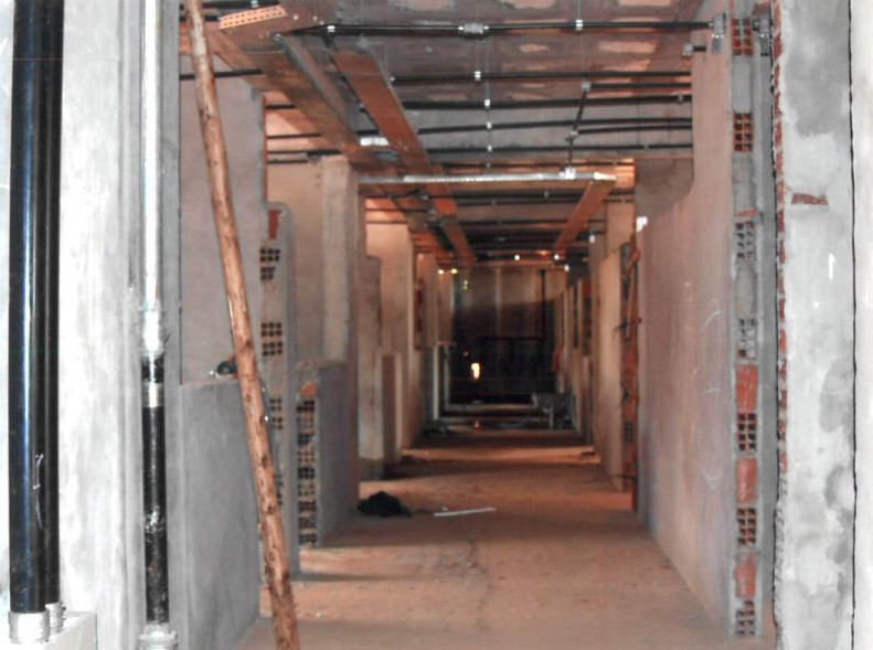Corredor interno de um bloco do IB ainda em obra