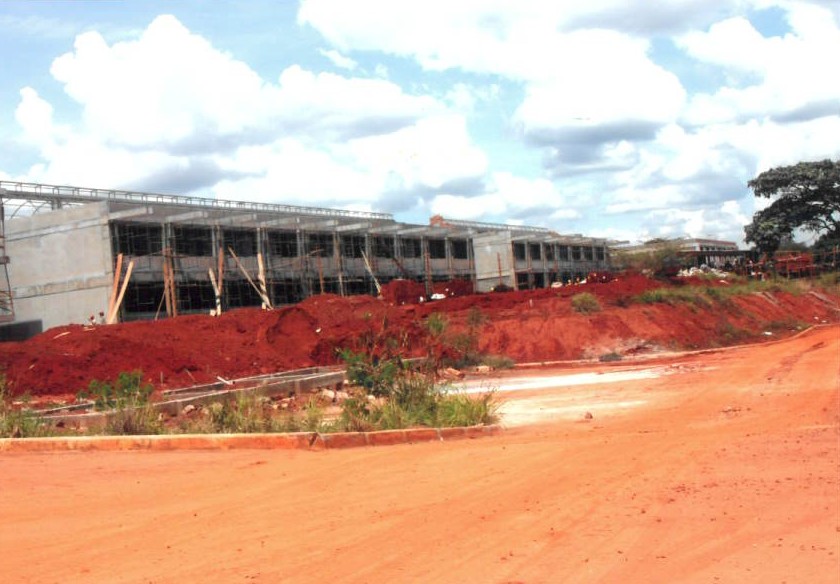 Blocos do IB em construção, com o Cerrado ao fundo